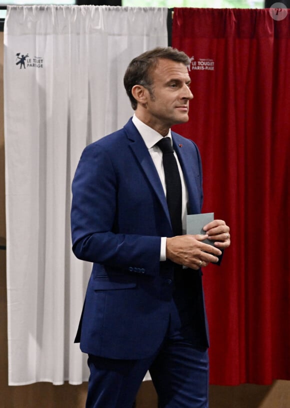 Le président de la République Emmanuel Macron vote pour le premier tour des législatives à la salle des Quatre Saisons au Touquet, France, le 30 juin 2024. © Jeanne Accorsini/Pool/Bestimage 