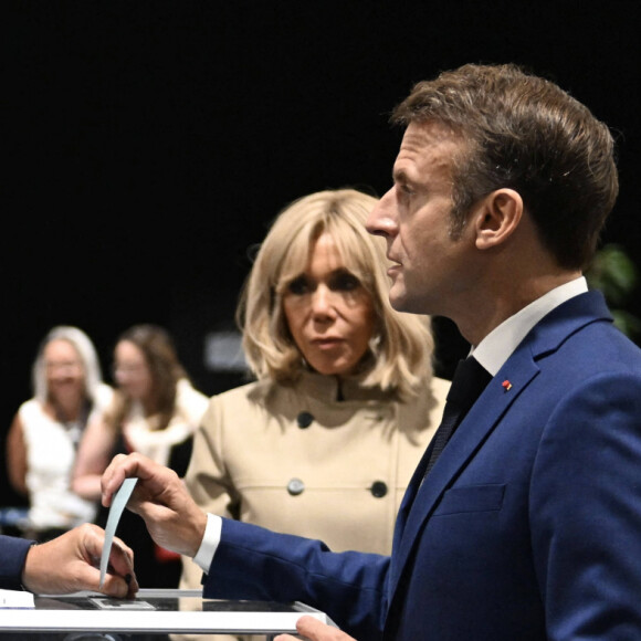 Le président de la République Emmanuel Macron et sa femme la Première Dame Brigitte Macron votent pour le premier tour des législatives à la salle des Quatre Saisons au Touquet, France, le 30 juin 2024. © Jeanne Accorsini/Pool/Bestimage 