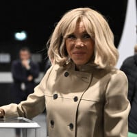 PHOTOS Brigitte Macron plus stylée que jamais au bras d'Emmanuel Macron, le couple garde le sourire avant le verdict