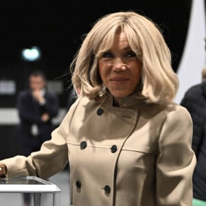 Si le taux de procurations atteint des records jamais égalés en France pour ces élections législatives, pas question pour Emmanuel Macron et sa femme Brigitte de manquer cette étape très importante pour le gouvernement français. 
La Première Dame Brigitte Macron vote pour le premier tour des législatives à la salle des Quatre Saisons au Touquet, France