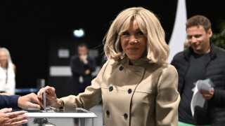 PHOTOS Brigitte Macron plus stylée que jamais au bras d'Emmanuel Macron, le couple garde le sourire avant le verdict