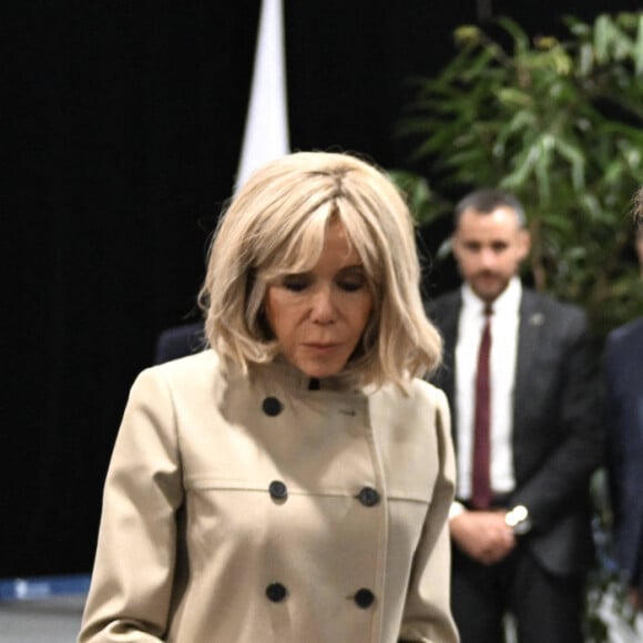 Le président de la République Emmanuel Macron et sa femme la Première Dame Brigitte Macron votent pour le premier tour des législatives à la salle des Quatre Saisons au Touquet, France, le 30 juin 2024. © Jeanne Accorsini/Pool/Bestimage 