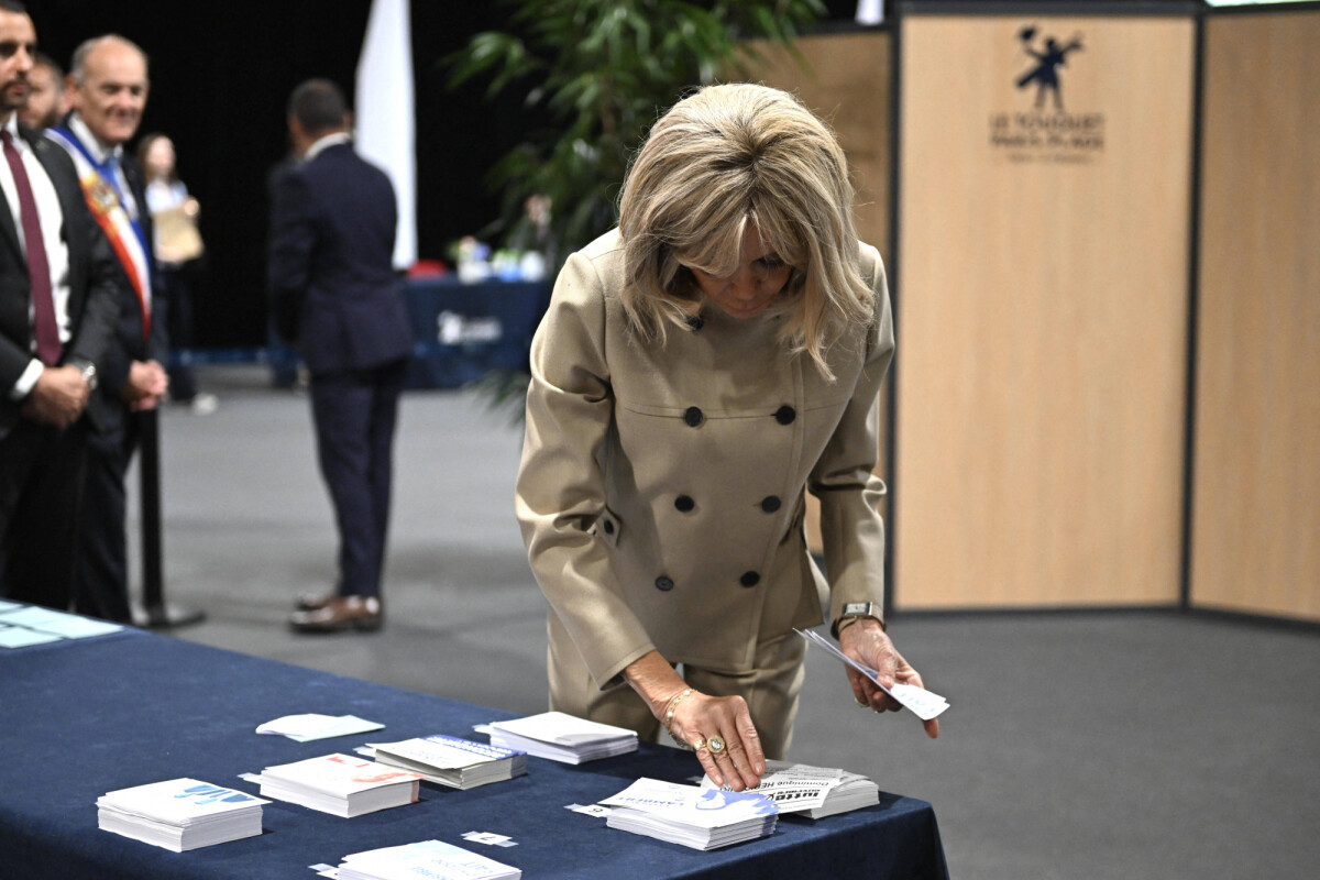 Photo : La Première Dame Brigitte Macron Vote Pour Le Premier Tour Des ...