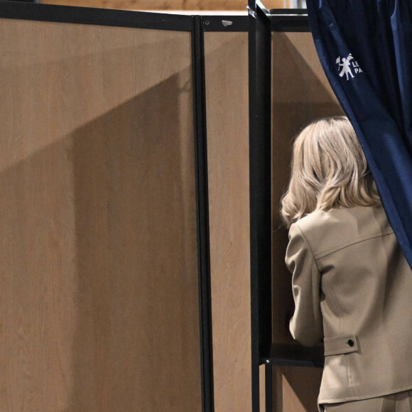 Le président de la République Emmanuel Macron et sa femme la Première Dame Brigitte Macron votent pour le premier tour des législatives à la salle des Quatre Saisons au Touquet, France, le 30 juin 2024. © Jeanne Accorsini/Pool/Bestimage 