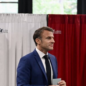 Le président de la République Emmanuel Macron et sa femme la Première Dame Brigitte Macron votent pour le premier tour des législatives à la salle des Quatre Saisons au Touquet, France, le 30 juin 2024. © Jeanne Accorsini/Pool/Bestimage 