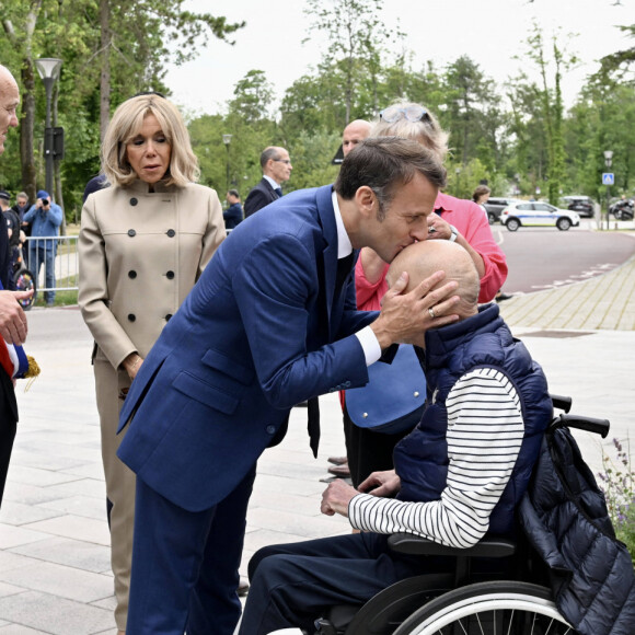 À sa sortie, il en a profité pour saluer les badauds présents sur la place et même embrasser le crâne d'un potentiel électeur, ravi de rencontrer le chef de l'État.
Le président de la République Emmanuel Macron et sa femme la Première Dame Brigitte Macron votent pour le premier tour des législatives à la salle des Quatre Saisons au Touquet, France, le 30 juin 2024. © Jeanne Accorsini/Pool/Bestimage 