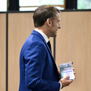 Le président de la République Emmanuel Macron vote pour le premier tour des législatives à la salle des Quatre Saisons au Touquet, France, le 30 juin 2024. © Jeanne Accorsini/Pool/Bestimage 