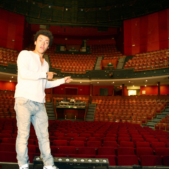 Kev Adams pose au Cirque Royal à Bruxelles, Belgique, le 24 septembre 2011. Photo par AV Press/ABACAPRESS.COM