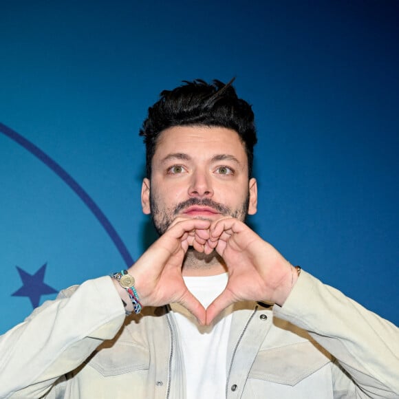 Et il s'est lancé dans de la vente d'eau des Alpes en bouteilles...
Kev Adams assiste à la projection de La Maison De Retraite lors du 25ème Festival du Film de Comédie de l'Alpe d'Huez à l'Alpe d'Huez, France, le 21 janvier 2022. Photo par Julien Reynaud/APS-Medias/ABACAPRESS.COM