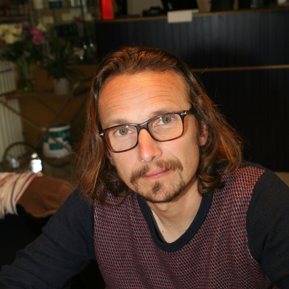 - Lorant Deutsch dédicace son livre "Métronome" au Cinéma les 7 Batignolles à Paris le 17 mai 2019. © JLPPA/Bestimage