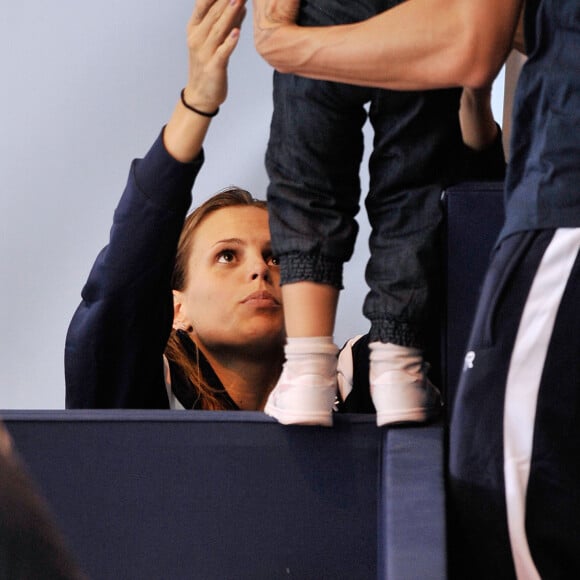 Laure Manaudou, Frederick Bousquet et leur fille Manon - Laure Manaudou s'est offert sa première medaille internationale depuis quatre ans en remportant l'argent sur le 100 m dos à l'Euro-2012 en petit bassin. Chartres, le 23 novembre 2012 