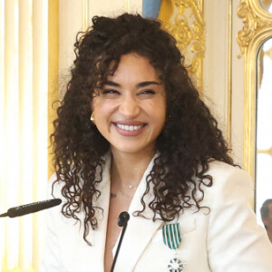 Camélia Jordana s'est récemment rendue dans les locaux du ministère de la Culture à Paris
Remise par la ministre de la Culture Rachida Dati des insignes de Chevalier des Arts et Lettres à l'autrice-compositrice-interprète française Camélia Jordana dans le Salon Jérôme et Salon des Maréchaux au ministère de la Culture, à Paris, France. Alain Guizard