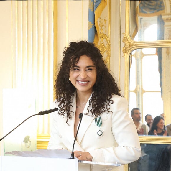 Camélia Jordana s'est récemment rendue dans les locaux du ministère de la Culture à Paris
Remise par la ministre de la Culture Rachida Dati des insignes de Chevalier des Arts et Lettres à l'autrice-compositrice-interprète française Camélia Jordana dans le Salon Jérôme et Salon des Maréchaux au ministère de la Culture, à Paris, France. Alain Guizard