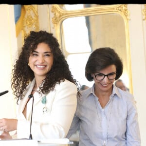 Remise par la ministre de la Culture Rachida Dati des insignes de Chevalier des Arts et Lettres à l'autrice-compositrice-interprète française Camélia Jordana dans le Salon Jérôme et Salon des Maréchaux au ministère de la Culture, à Paris, France, le 1er juillet 2024. © Alain Guizard