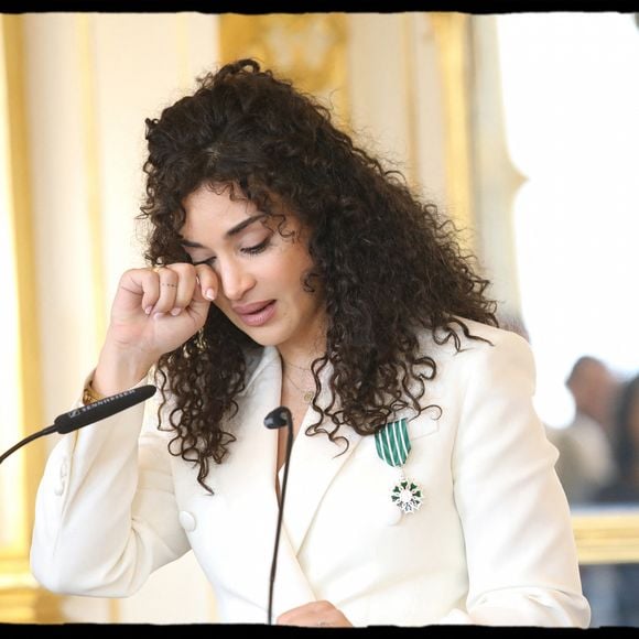 Par la suite, la jeune artiste en herbe s'était lancée dans une carrière de musicienne à succès, avant d'exploser en tant qu'actrice
Remise par la ministre de la Culture Rachida Dati des insignes de Chevalier des Arts et Lettres à l'autrice-compositrice-interprète française Camélia Jordana dans le Salon Jérôme et Salon des Maréchaux au ministère de la Culture, à Paris, France, le 1er juillet 2024. © Alain Guizard