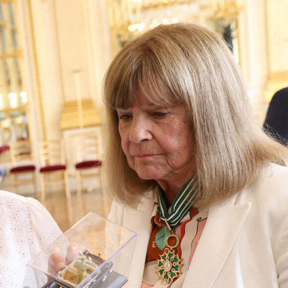 Chantal Goya leve par Rachida Dati, ministre de la Culture, au grade de commandeur de l'ordre des Arts et Lettres. Sur la photo : Jean Jacques Debout, Rachida Dati, Chantal Goya. Dans la main de Rachida Dati, une Simca présidentielle miniature avec la figurine du Général de Gaulle avec la offerte par la récipiendaire. Paris, Ministere de la Culture, Salon des Marchaux. 2 juillet 2024. Photo by Alain Guizard/ABACAPRESS.COM