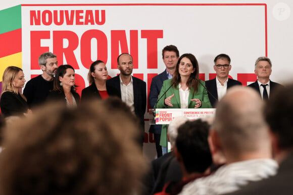 Marine Tondelier est l'un des noms qui fait beaucoup parler ces derniers jours
Le député du parti d'extrême gauche La France Insoumise (LFI) Manuel Bompard, Mathilde Panot, présidente du groupe LFI à l'assemblée nationale, la secrétaire nationale d'Europe-Ecologie-Les Verts (EELV), Marine Tondelier, Jeran-Francois Julliard directeur général de l'association Greenpeace, le premier secrétaire du Parti socialiste français (PS), Olivier Faure, le secrétaire national du Parti communiste français (PCF) Fabien Roussel, le sénateur écologiste et ancien candidat d'EELV à l'élection présidentielle Yannick Jadot lors d'une conférence de presse présentant le programme du tout nouveau "Nouveau Front Populaire", pacte électoral entre les partis de gauche, à la Maison de la Chimie, à Paris, France, le 14 juin 2024. © Stéphane Lemouton/Bestimage