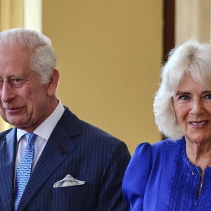 Le roi Charles III d'Angleterre et Camilla Parker Bowles, reine consort d'Angleterre, raccompagnent l'empereur et l'impératrice du Japon aux portes de Buckingham Palace à l'issue de leur visite officielle à Londres, le 28 juin 2024