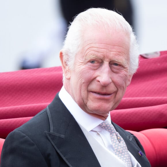 "Nous adressons avant tout nos sincères condoléances aux amis et aux familles de ceux qui ont cruellement perdu la vie".
Le roi Charles III d'Angleterre lors de la Cérémonie d'accueil et trajet en calèche lors de la visite de l'empereur Naruhito du Japon à Londres le 25 juin 2024