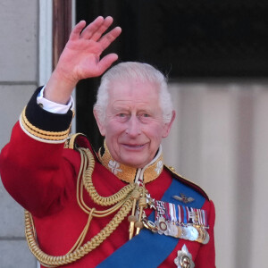 Le roi Charles III d'Angleterre au balcon du Palais de Buckingham lors de la parade militaire "Trooping the Colour" à Londres le 15 juin 2024