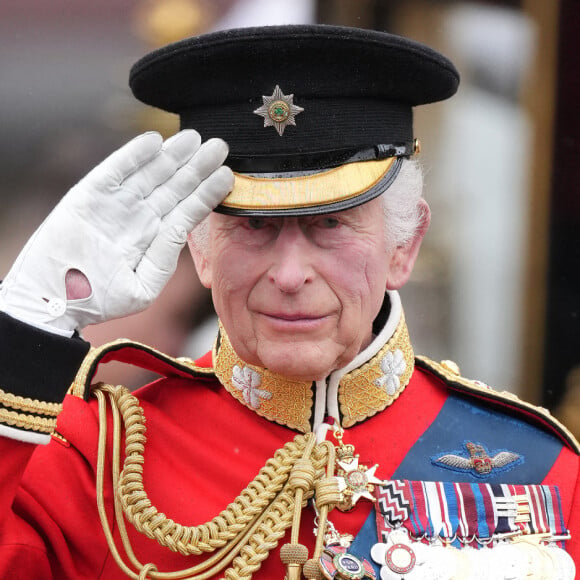 "J'adresse donc également ma gratitude particulière aux services d'urgence et aux bénévoles qui soutiennent les efforts de sauvetage et de récupération".
 
Le roi Charles III d'Angleterre au balcon du Palais de Buckingham lors de la parade militaire "Trooping the Colour" à Londres le 15 juin 2024