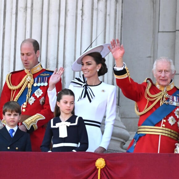 Le prince William, prince de Galles, Kate Middleton, princesse de Galles, le prince George de Galles, le prince Louis de Galles, la princesse Charlotte de Galles, le roi Charles III d'Angleterre et Camilla Parker Bowles, reine consort d'Angleterre au balcon du Palais de Buckingham lors de la parade militaire "Trooping the Colour" à Londres, le 15 juin 2024