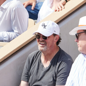 "Si les fédéraux avaient l'un ou l'autre de leurs téléphones, (...) ils trouveraient probablement des conversations sur la drogue"
Matthew Perry en tribunes lors des Internationaux de France de tennis de Roland Garros 2023, à Paris, France, le 9 juin 2023