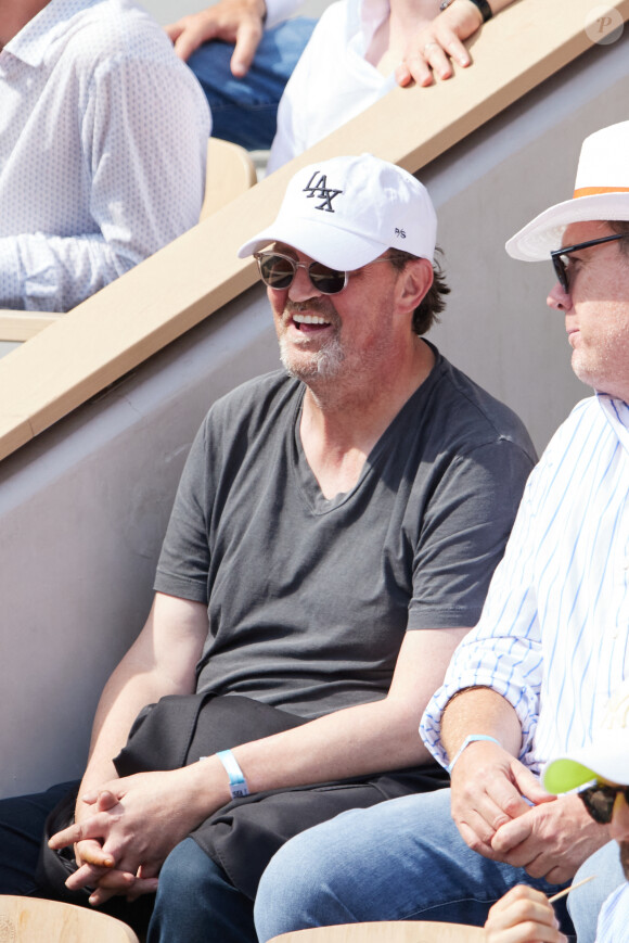 "Si les fédéraux avaient l'un ou l'autre de leurs téléphones, (...) ils trouveraient probablement des conversations sur la drogue"
Matthew Perry en tribunes lors des Internationaux de France de tennis de Roland Garros 2023, à Paris, France, le 9 juin 2023