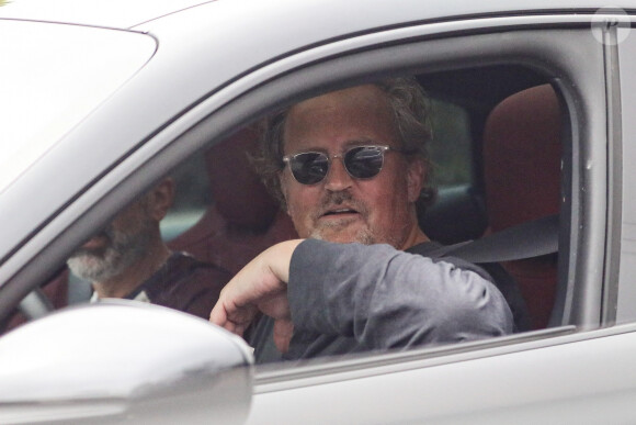 Matthew Perry se balade avec un ami au volant de sa Porsche Taycan à Los Angeles, le 27 avril 2023