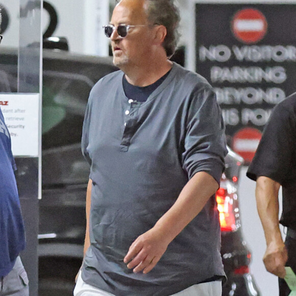 Matthew Perry passe la journée en charmante compagnie à Los Angeles, le 12 octobre 2022