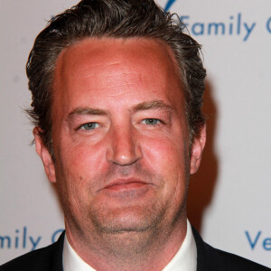 Depuis neuf fois, les enquêteurs tentent de comprendre les circonstances de la mort du comédien et comment s'est-il fourni en kétamine.
Matthew Perry, l'acteur de la série Friends
 