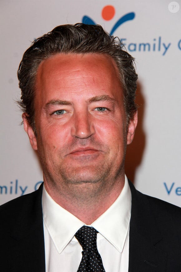 Depuis neuf fois, les enquêteurs tentent de comprendre les circonstances de la mort du comédien et comment s'est-il fourni en kétamine.
Matthew Perry, l'acteur de la série Friends
 