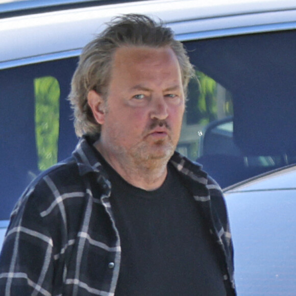 Matthew Perry se promène dans son quartier de Los Angeles, le 12 mai 2022