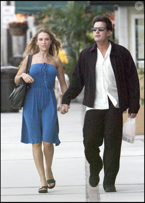 L'ancienne toxicomane Brooke Mueller, actrice et ex-conjointe de Charlie Sheen, a été questionné par les agents de police.
Brooke Mueller et Charlie Sheen en train de faire du shooping à Palm Beach en Floride, le 25 novembre 2007