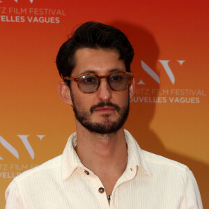 Une vocation qui s'explique en partie grâce à l'environnement qui entoure le comédien
Pierre Niney, le 21 juin 2024, au théâtre de la Gare du Midi à Biarritz lors du Biarritz Film Festival Nouvelles Vagues