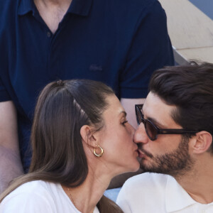 Pierre Niney et sa compagne Natasha Andrews dans les tribunes de la finale homme des Internationaux de France de tennis de Roland Garros 2024 à Paris le 9 juin 2024