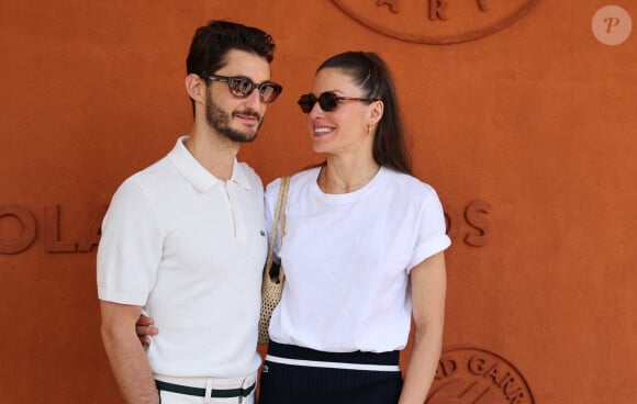 Pierre Niney et sa compagne Natasha Andrews lors des Internationaux de France de tennis de Roland Garros 2024 à Paris le 9 juin 2024