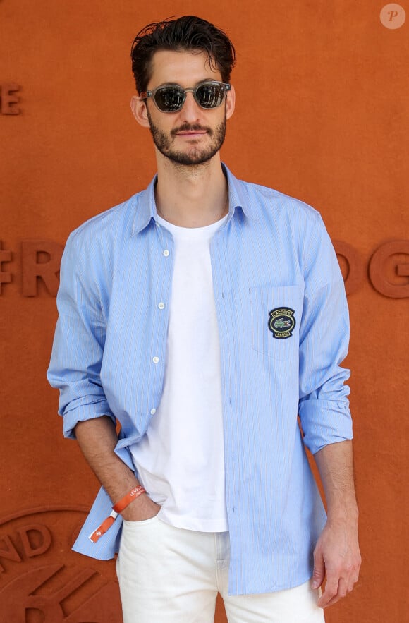  Sa soeur Lucie, de sept ans son aînée, est également un modèle de réussite.
Pierre Niney au village lors des Internationaux de France de tennis de Roland Garros 2024, à Paris, France, le 7 juin 2024