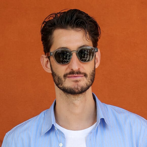  Sa soeur Lucie, de sept ans son aînée, est également un modèle de réussite.
Pierre Niney au village lors des Internationaux de France de tennis de Roland Garros 2024, à Paris, France, le 7 juin 2024