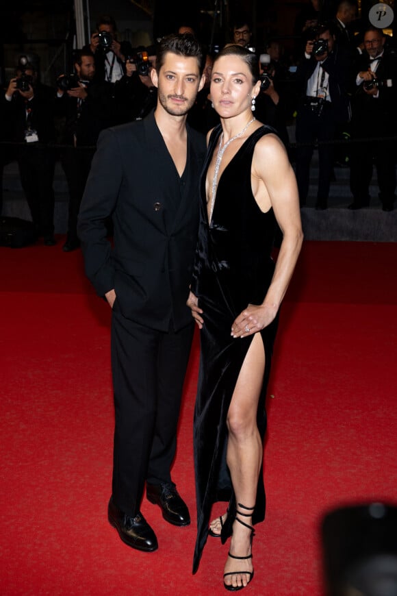 Pierre Niney et sa compagne Natasha Andrews à la descente des marches du film "Le comte de Monte-Cristo" lors du 77ème Festival International du Film de Cannes, au Palais des Festivals, le 22 mai 2024