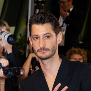 Pierre Niney à la descente des marches du film "Le Comte de Monte-Cristo" lors du 77ème Festival International du Film de Cannes, au Palais des Festivals, le 22 mai 2024