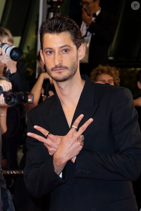 Pierre Niney à la descente des marches du film "Le Comte de Monte-Cristo" lors du 77ème Festival International du Film de Cannes, au Palais des Festivals, le 22 mai 2024