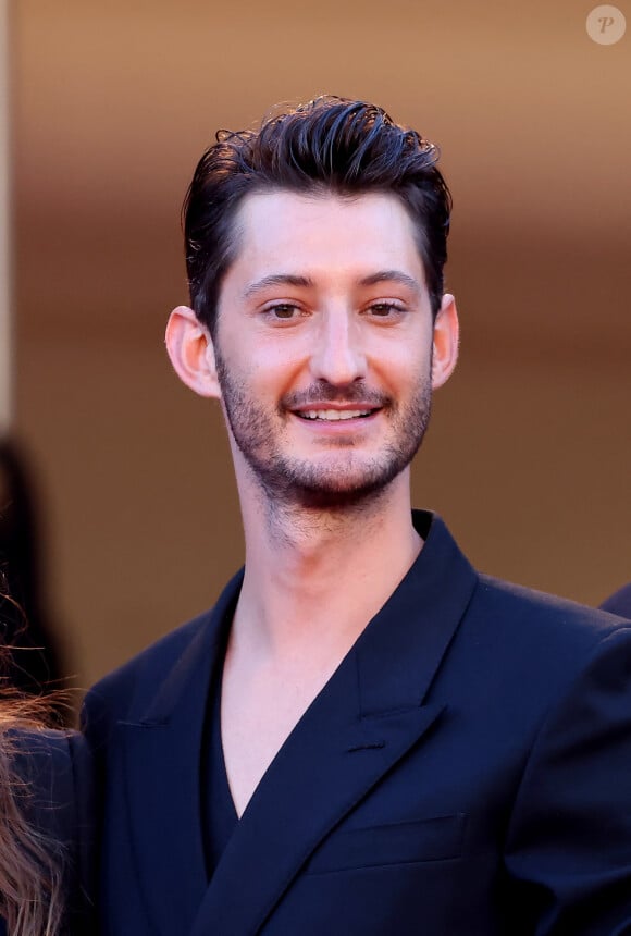 À 42 ans, la soeur de l'acteur est une architecte brillante : elle a notamment réalisé la rénovation de la Bourse de Commerce de Paris
Pierre Niney pendant la montée des marches du film "Le comte de Monte-Cristo" lors du 77ème Festival International du Film de Cannes, au Palais des Festivals, le 22 mai 2024