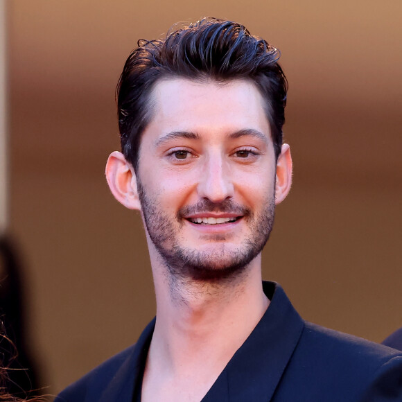 À 42 ans, la soeur de l'acteur est une architecte brillante : elle a notamment réalisé la rénovation de la Bourse de Commerce de Paris
Pierre Niney pendant la montée des marches du film "Le comte de Monte-Cristo" lors du 77ème Festival International du Film de Cannes, au Palais des Festivals, le 22 mai 2024