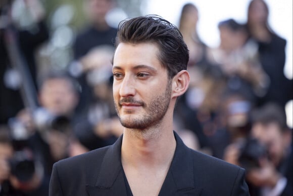 Le dernier succès du comédien : les 2 millions d'entrées pour son film "Le Comte de Monte-Cristo", sorti le 28 juin 2024
Pierre Niney pendant la montée des marches du film "Le Comte de Monte-Cristo" lors du 77ème Festival International du Film de Cannes, au Palais des Festivals, le 22 mai 2024