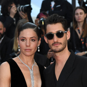 Pierre Niney et sa compagne Natasha Andrews à la descente des marches du film "Le comte de Monte-Cristo" lors du 77ème Festival International du Film de Cannes, au Palais des Festivals, le 22 mai 2024