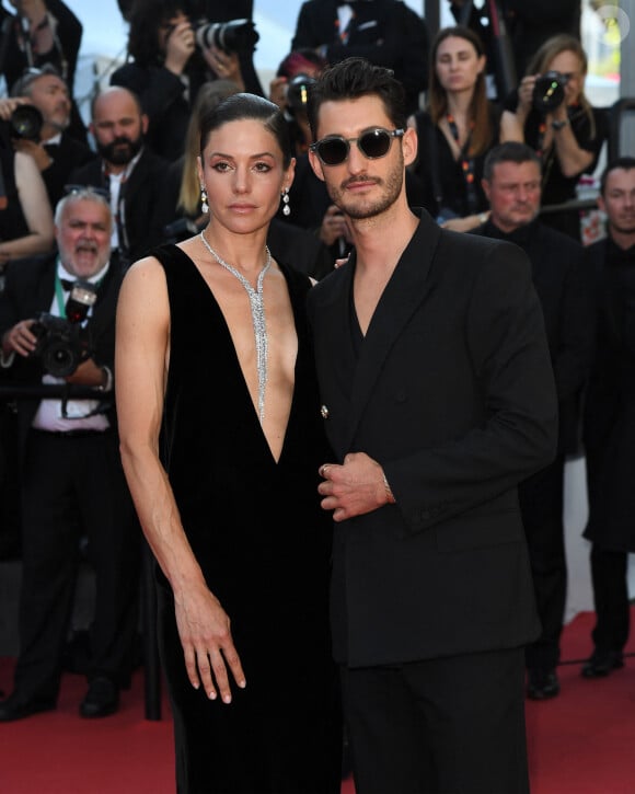 Pierre Niney et sa compagne Natasha Andrews à la descente des marches du film "Le comte de Monte-Cristo" lors du 77ème Festival International du Film de Cannes, au Palais des Festivals, le 22 mai 2024