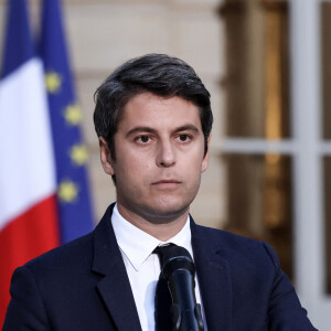 Le Premier ministre français Gabriel Attal prononce un discours à la suite des résultats du second tour des élections législatives françaises, à Matignon, Paris, le 7 juillet 2024. Il annonce sa démission. © Stéphane Lemouton / Bestimage