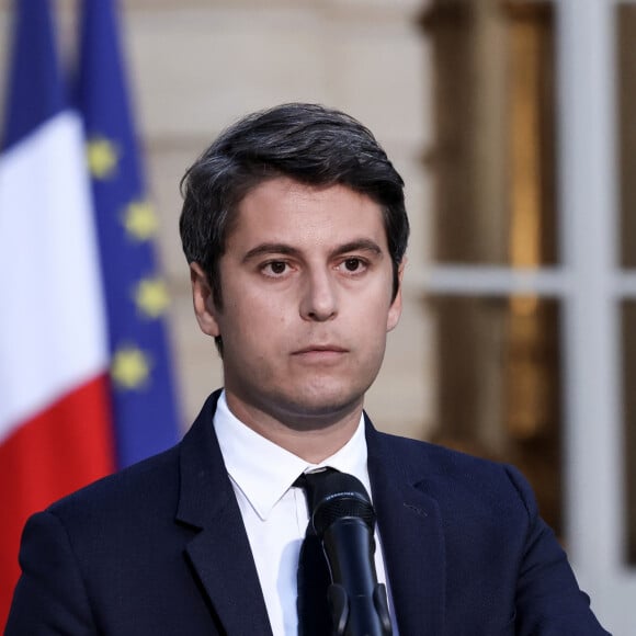 Le Premier ministre français Gabriel Attal prononce un discours à la suite des résultats du second tour des élections législatives françaises, à Matignon, Paris, le 7 juillet 2024. Il annonce sa démission. © Stéphane Lemouton / Bestimage