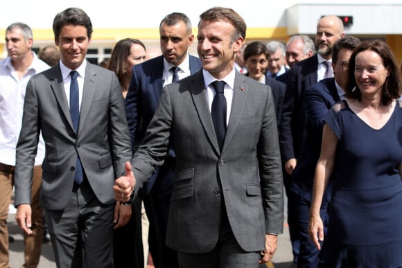 Le président français Emmanuel Macron et le ministre de l'éducation, Gabriel Attal se rendent dans les Pyrénées-Atlantiques, à Orthez, aux côtés des élèves et personnels du collège Daniel Argote, à l'occasion de la rentrée scolaire, en France, le 5 septembre 2023. © Stéphane Lemouton/Bestimage